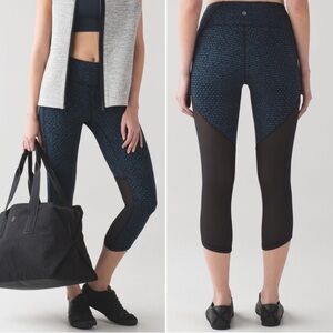 Lululemon Deep Breath Crop 21" Mesh Leggings in Shatter Weave Teal Blue